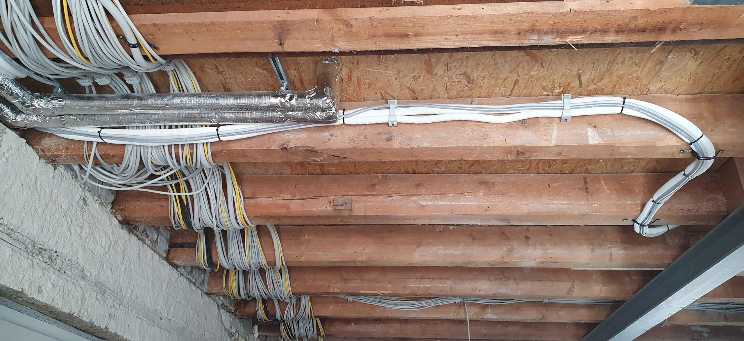 Installation unter Holzbalkendecke